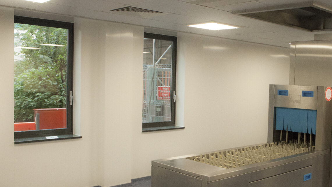 zona de lavado en el hospital Soluciones de MEIKO en Glan Clwyd Hospital Wales