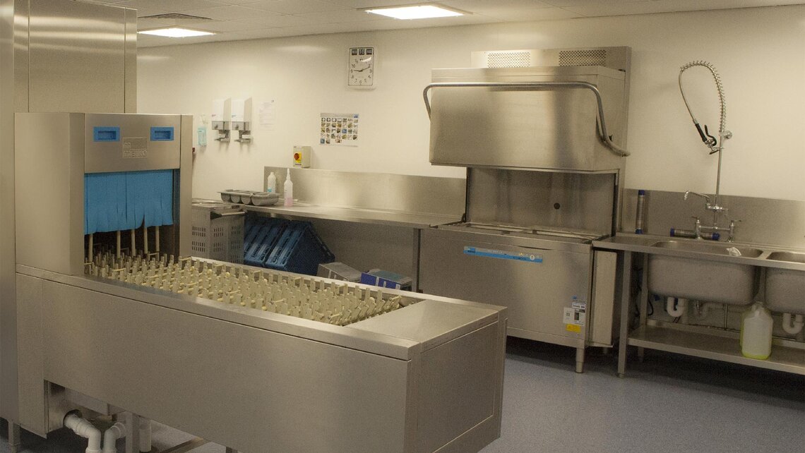 Lavavajillas de cinta transportadora Glan Clwyd Hospital Teaser