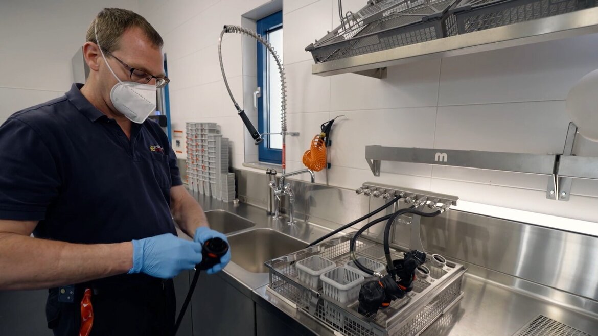 Atemschutzgerätewart bestückt Korb mit Lungenautomaten Atemschutzgerätewart bestückt Korb mit Lungenautomaten