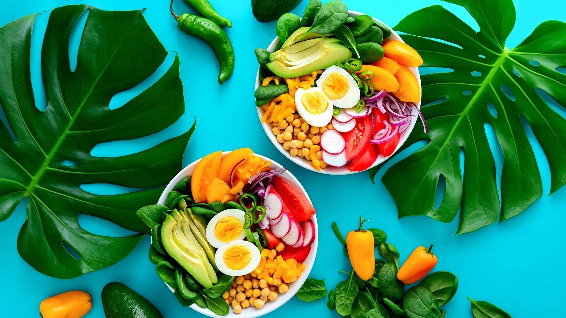 Bunte Salat-Gemüse-Bowl mit Avocado, Eiern, Mais und mehr