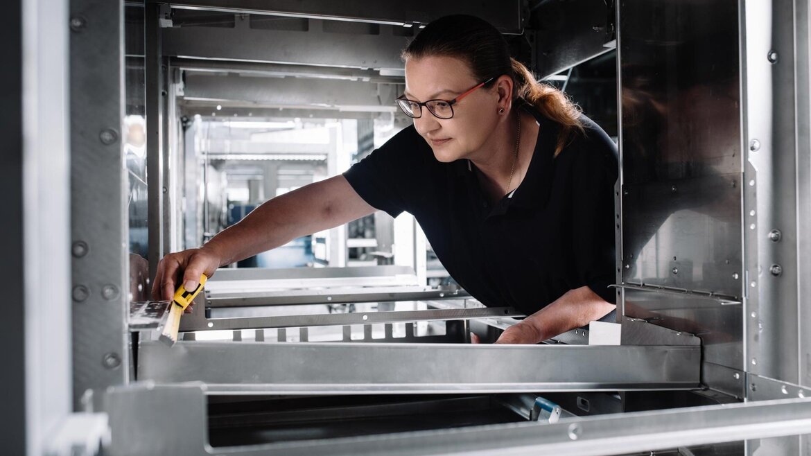 MEIKO Mitarbeiterin bei der Montage